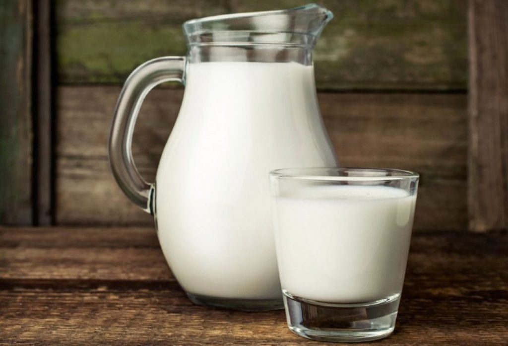 Диетологи рассказали, кому пить меньше молока