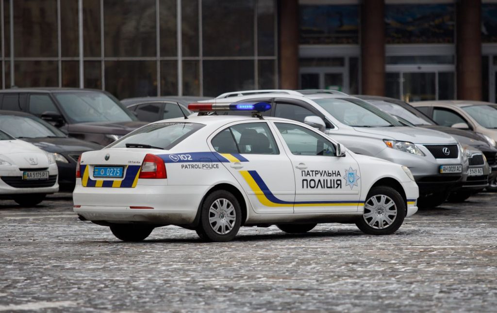 В Киеве водитель авто сбил на тротуаре мужчину и женщину