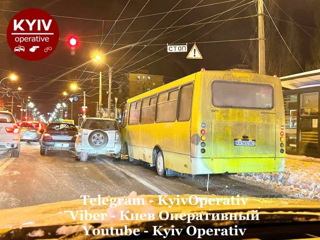 В Киеве в ДТП попали две легковушки и маршрутка