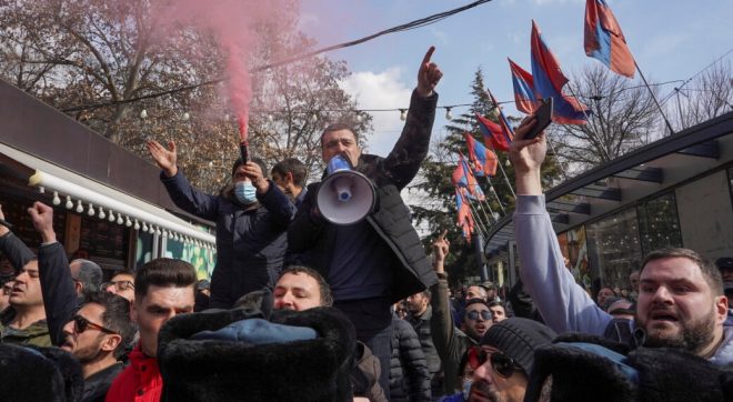 В столице Армении проходят акции за отставку Пашиняна