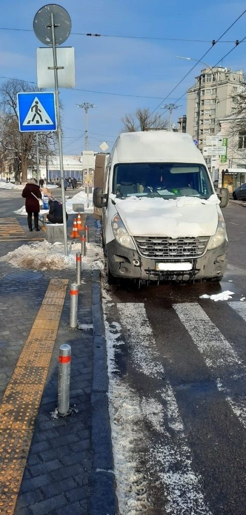 В Киеве «герой парковки» оставил бус перед пешеходным переходом