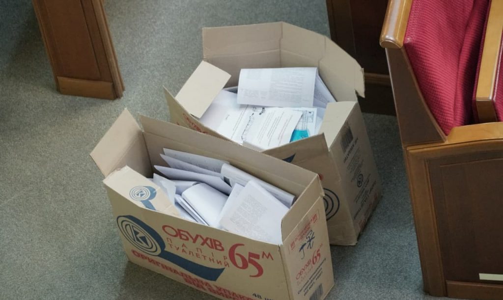 В ВР парламентские документы собираются в коробки из-под туалетной бумаги