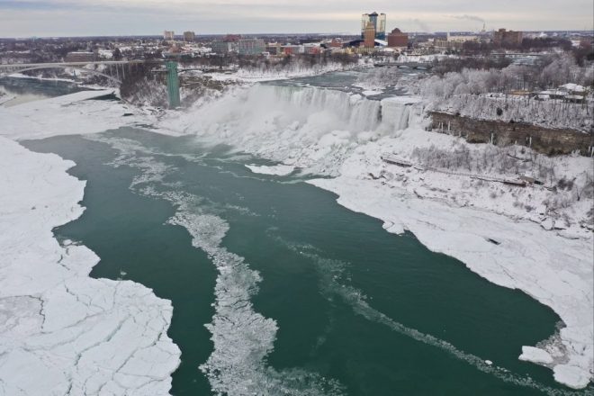Аномальные морозы: Ниагарский водопад покрылся льдом