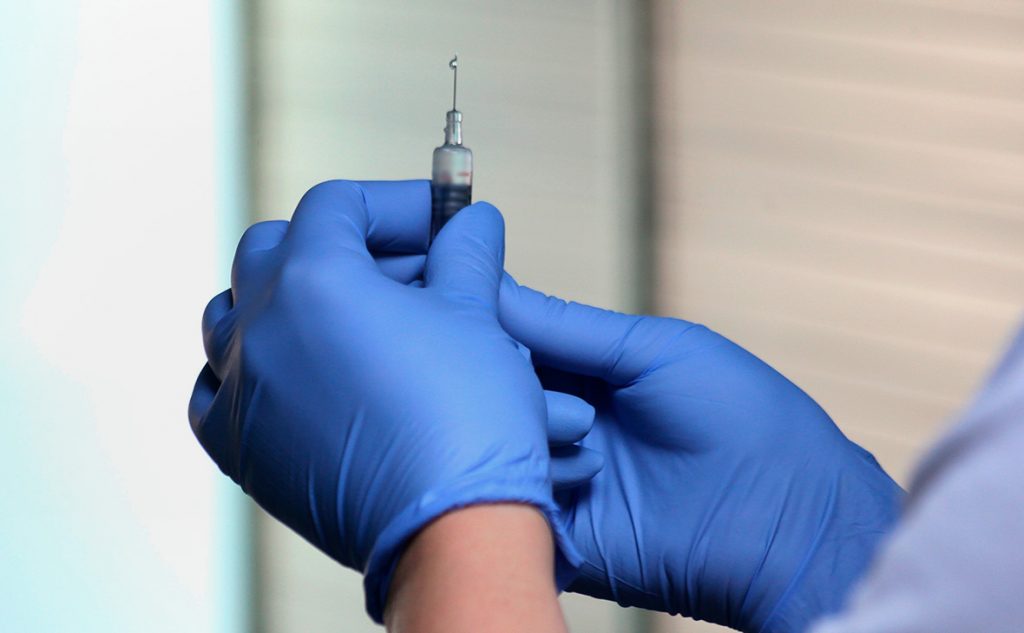 Медики отказываются прививаться индийской вакциной – источник