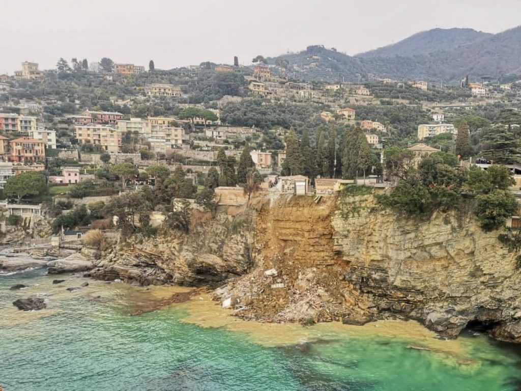 В Италии из-за оползня кладбище смыло в Средиземное море