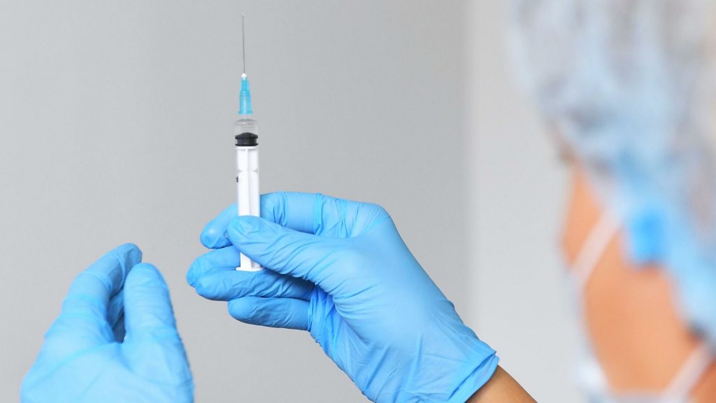 Кабмин запретил поставки COVID-вакцины из России