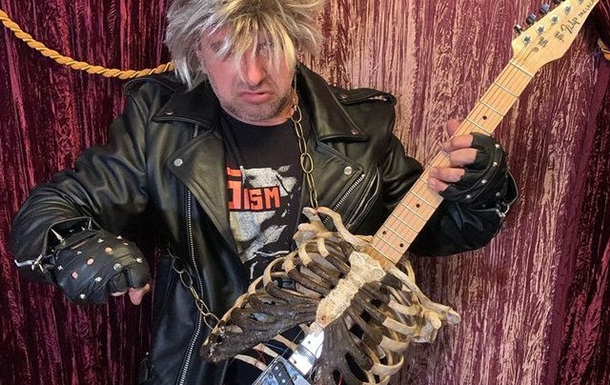 Музыкант сделал гитару из скелета покойного дяди