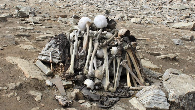 Горы скелетов у гималайского озера озадачили ученых