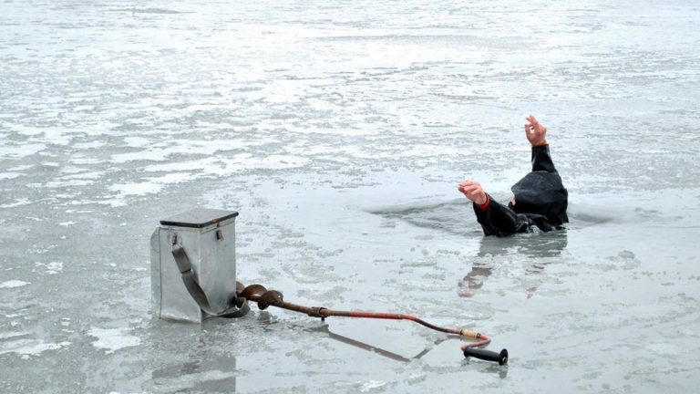 На Днепропетровщине мужчина провалился под лед