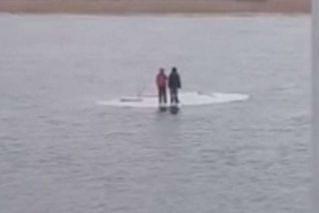 Двоих детей в Херсоне унесло на льдине по реке