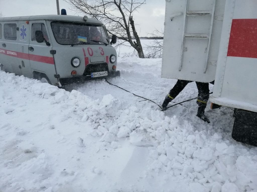На дороге в Одесской области скорая застряла в снегу