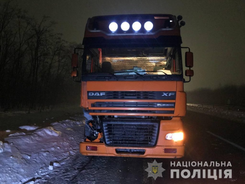 На трассе «Киев-Чоп» грузовик насмерть сбил пешехода