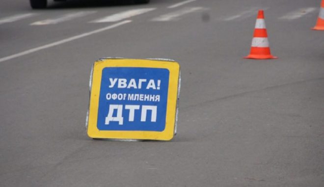 В Киеве Peugeot сбил курьеров на мопеде