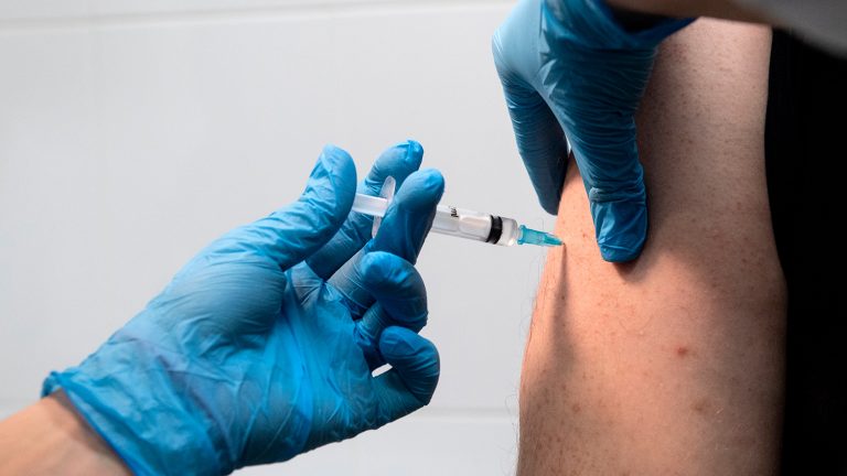 Бустерные прививки против COVID-19 дают недолговременный эффект &#8212; исследование