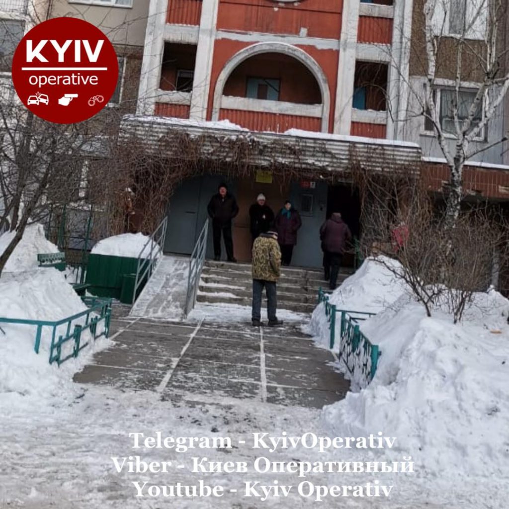 На Харьковском массиве в Киеве с балкона многоэтажки выпрыгнула девочка
