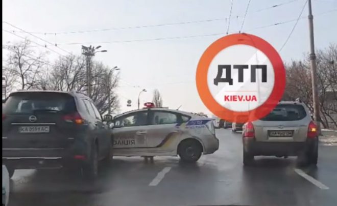 На путепроводе в Киеве внедорожник врезался в полицейскую Toyota