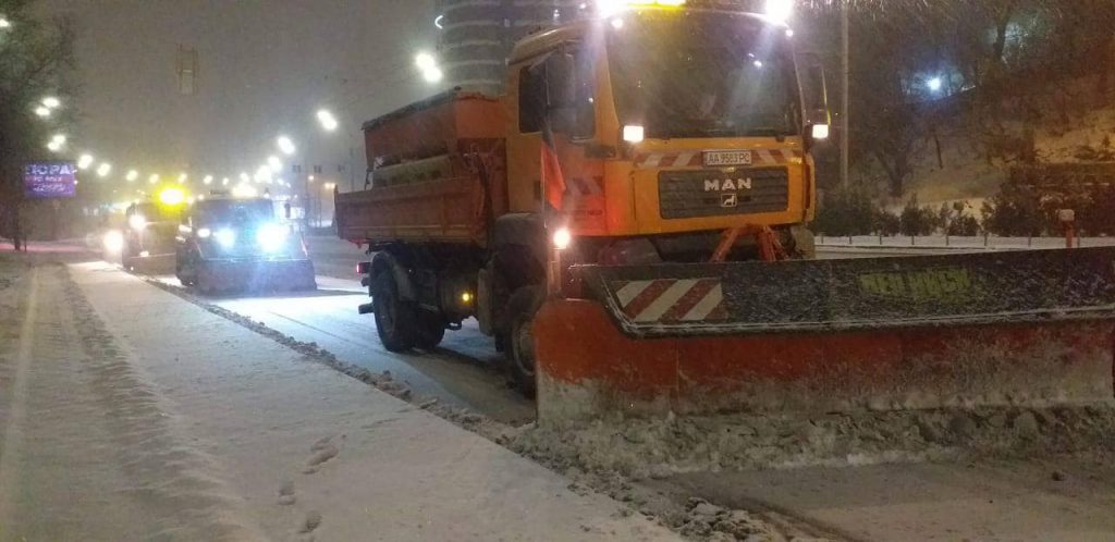 Снегопад в Киеве: проблемы на дорогах и дорогое такси