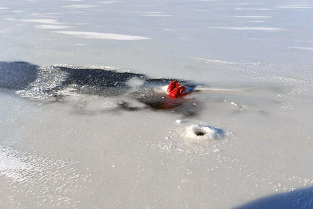 В Днепре достали тело утопленника, вмёрзшего в лед