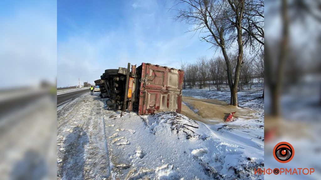 В Днепропетровской области перевернулся грузовик с зерном