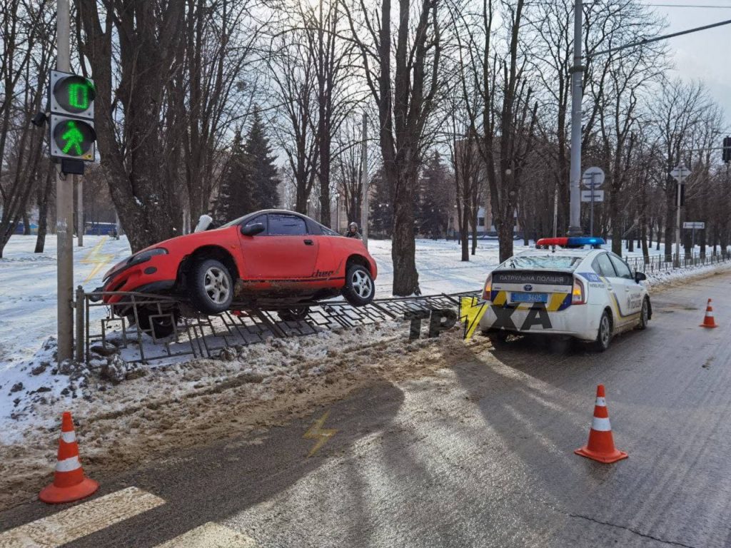 В Харькове Opel повис на заборе
