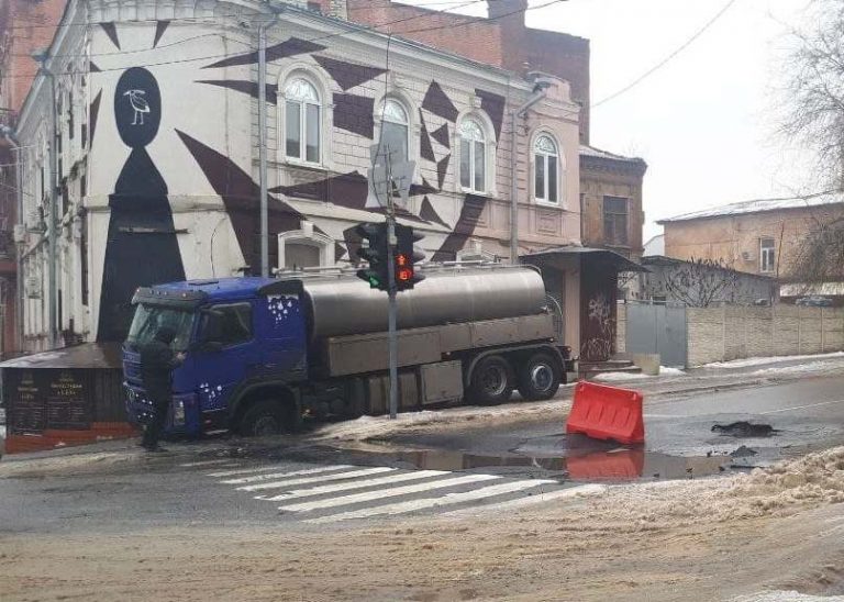 В Харькове грузовик провалился в асфальт