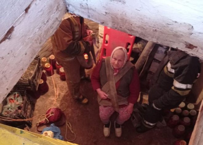 На Харьковщине спасатели достали пенсионерку из подземной ловушки