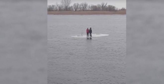 В Херсоне двое школьников дрейфовали по реке на льдине