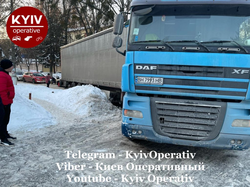 В Киеве грузовик застрял в снегу: движение перекрыто