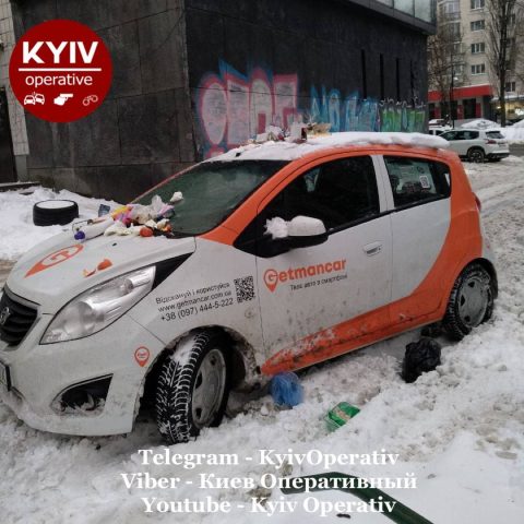 В Киеве жильцы забросали мусором авто «героя парковки»
