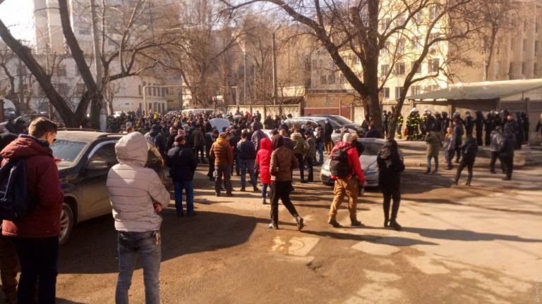 В Одессе радикалы не дают вывезти Стерненко из суда