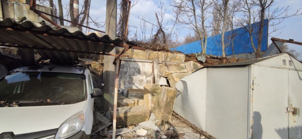 В Одессе рухнул каменный забор: поцарапало Lexus и еще четыре авто