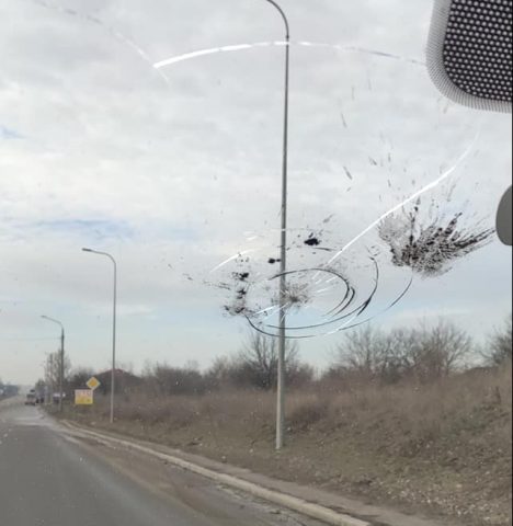 В Запорожье на авто упал кусок бетона с моста