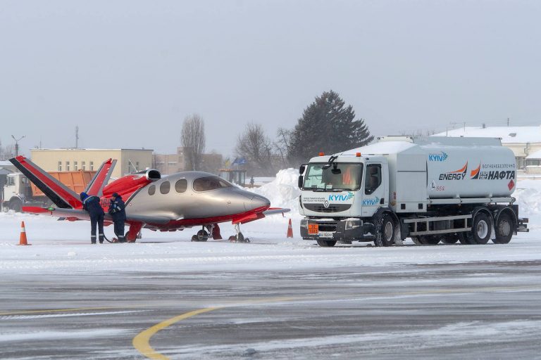 В киевском аэропорту сел самый маленький реактивный самолет в мире
