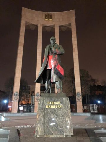 Во Львове облили красной краской памятник Бандере