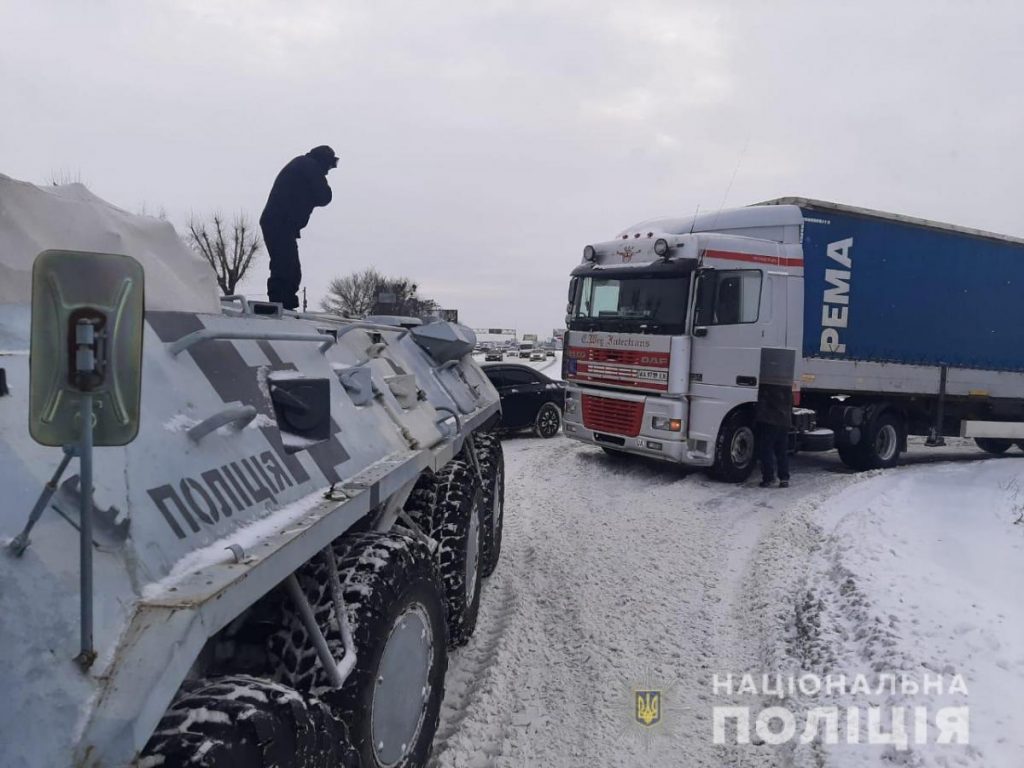 Снегопад в Киеве: автомобили из сугробов вытаскивают БТРами