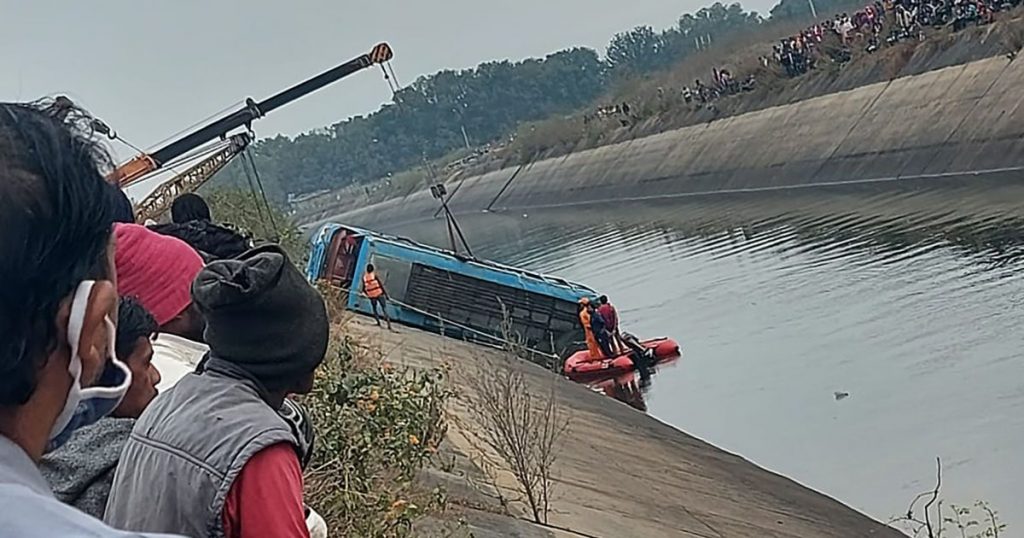 В Индии автобус с пассажирами упал в канал: 40 погибших
