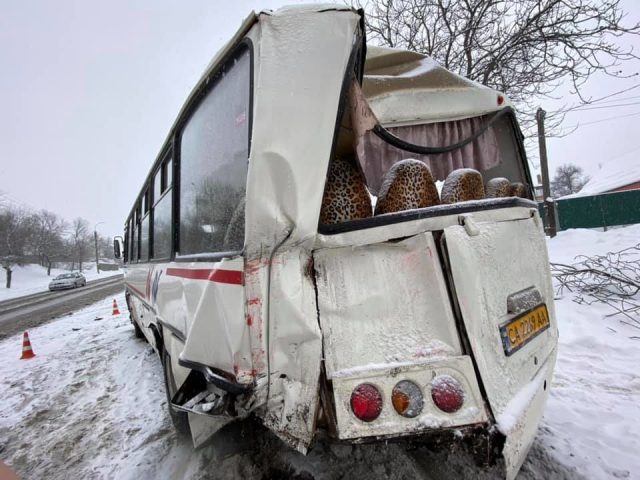 В Черкасской области &#8212; ДТП с автобусами: пострадал водитель