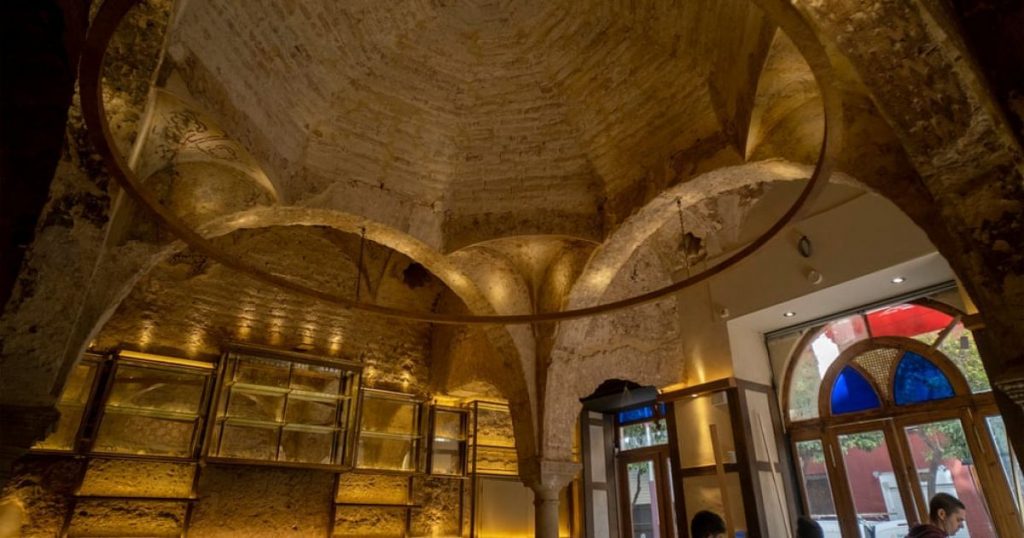 В Испании во время ремонта в баре обнаружили турецкие бани XII века
