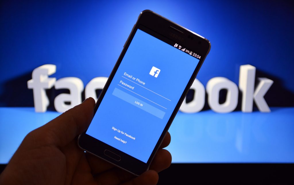 В Facebook произошел глобальный сбой: выбивает из аккаунтов по всему миру