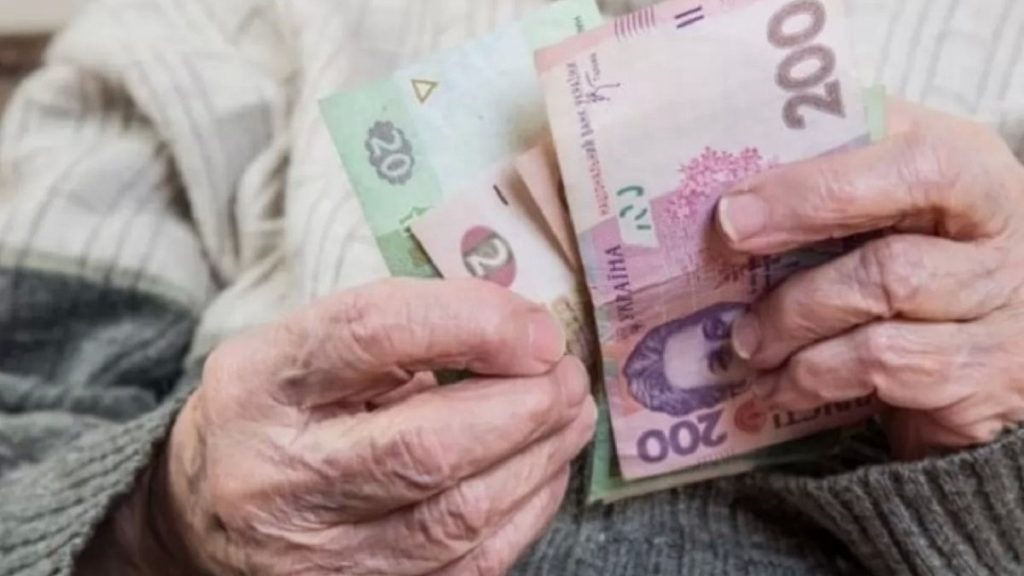 Кабмин перенес ежемесячную выплату для пенсионеров от 75 до 80 лет на осень