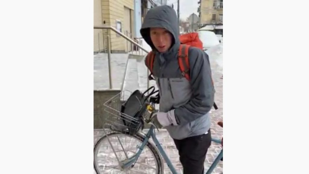 Дипломат ездит на работу в Киеве по снегу на велосипеде