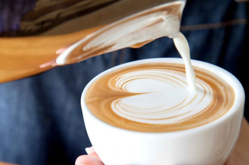 Эксперты рассказали, можно ли кофе с молоком при похудении