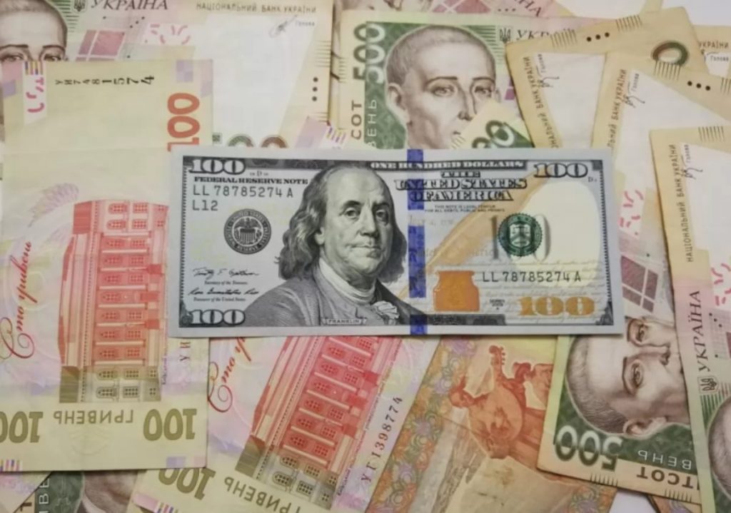 Экономист рассказал о курсе доллара летом