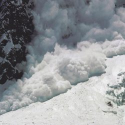 Украинцев предупредили об угрозе схождения лавин в Карпатах