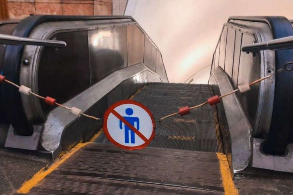 В столичном метро мужчина упал на рельсы