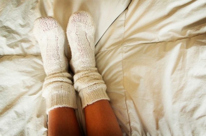 Почему постоянно мёрзнут ноги: ответ врачей