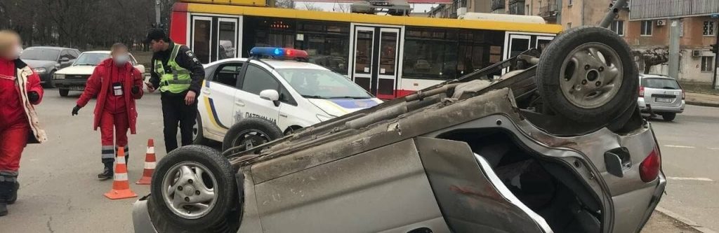 Daewoo Matiz столкнулся с троллейбусом в Одессе и перевернулся