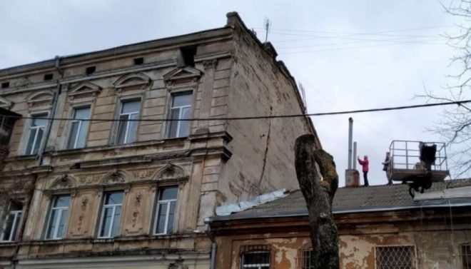 В Одессе треснул дом: жильцов начали эвакуировать