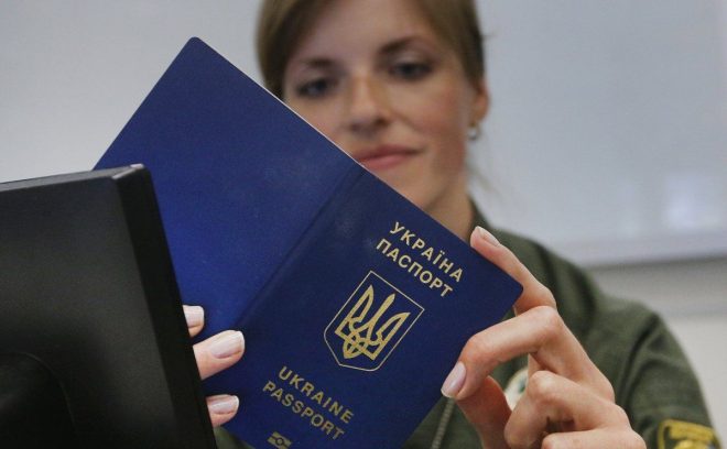 У некоторых украинцев с августа могут забрать паспорта-книжечки &#8212; МВД 