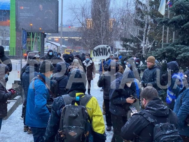 В Киеве прошли потасовки у офиса телеканала «НАШ»